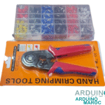 Image d'un kit d'outils de sertissage de ferrules, comprenant une pince à sertir auto-ajustable et 1200 embouts de fils. La pince est en train de serrer un embout de fil non isolé. Le kit est adapté aux ferrules de terminaison de fil pour une utilisation pratique et conviviale.