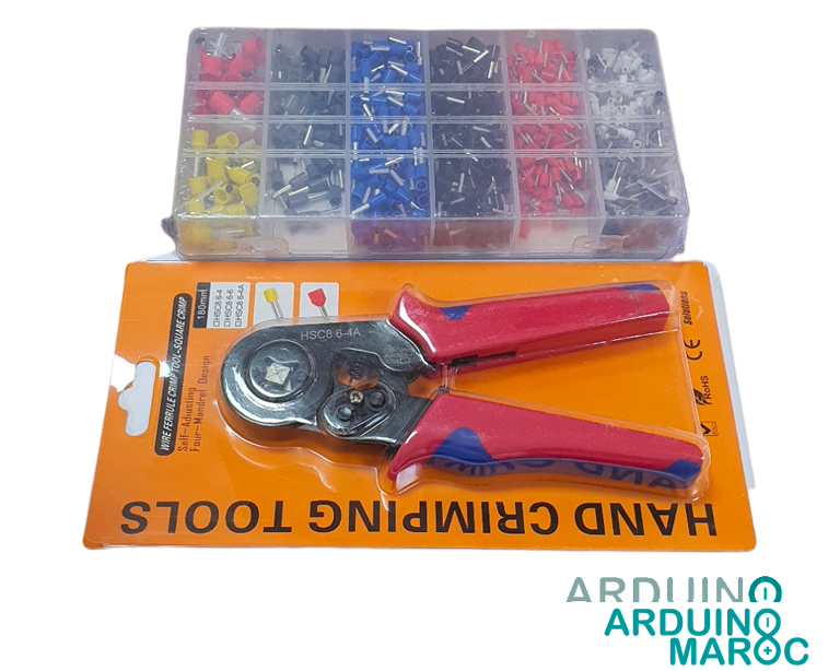 Image d'un kit d'outils de sertissage de ferrules, comprenant une pince à sertir auto-ajustable et 1200 embouts de fils. La pince est en train de serrer un embout de fil non isolé. Le kit est adapté aux ferrules de terminaison de fil pour une utilisation pratique et conviviale.