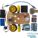 Image d'un kit robot éviteur d'obstacle avec contrôle à distance. Le kit contient un robot avec deux roues motrices, un capteur d'obstacle ultrasonique, une carte de contrôle et une télécommande.